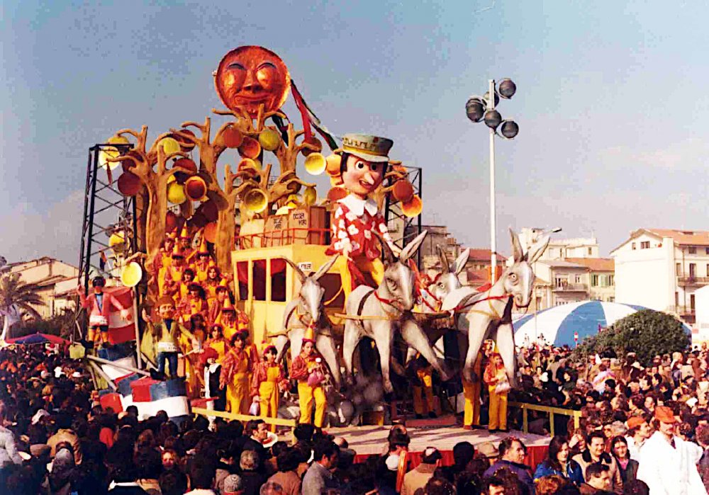 Il paese degli scandalocchi di Eros Canova - Carri piccoli - Carnevale di Viareggio 1981