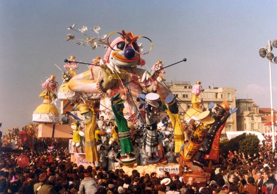 Il riciclaggio di Arnaldo Galli - Carri grandi - Carnevale di Viareggio 1981