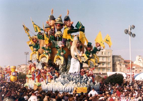 Spettacolo con sbandieratori di Raffaello Giunta - Carri grandi - Carnevale di Viareggio 1981