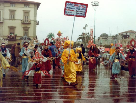 Veniamo dall’Oriente e gettiamo bustarelle... di Rione Torre del Lago - Palio dei Rioni - Carnevale di Viareggio 1981