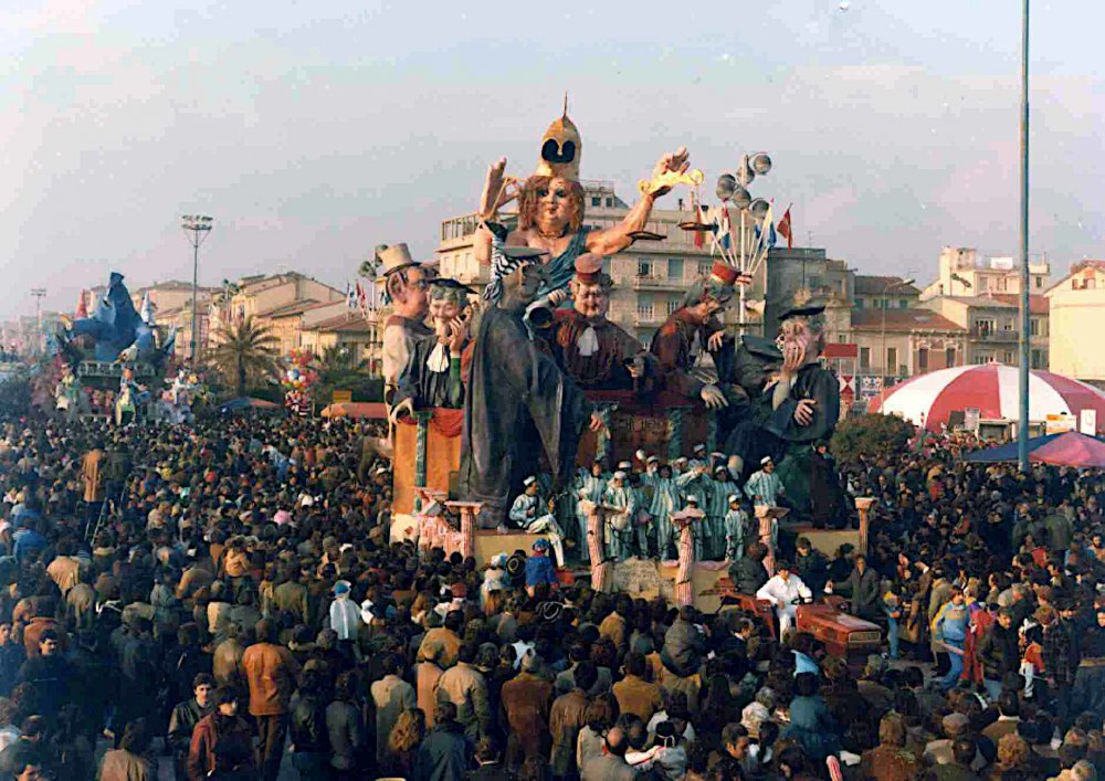 Il trionfo della legge del menga di Gilbert Lebigre e Corinne Roger - Carri piccoli - Carnevale di Viareggio 1982