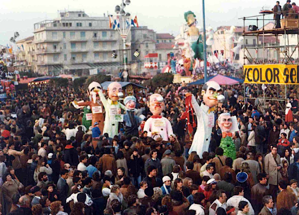 Portobello, mercatino di carnevale di Roberto Galli e Sabrina Tamburini - Mascherate di Gruppo - Carnevale di Viareggio 1982