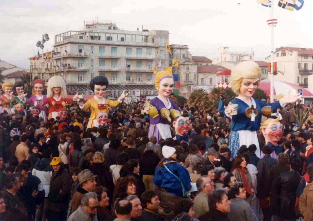 Le baby sitter di Piero Farnocchia - Mascherate di Gruppo - Carnevale di Viareggio 1983