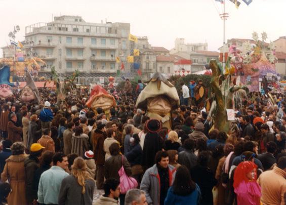 Scusate, un bosco pulito? di Scuola della cartapesta - Mascherate di Gruppo - Carnevale di Viareggio 1983