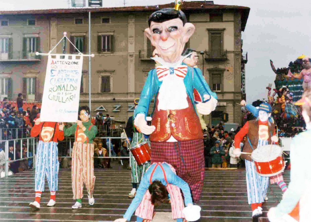 È arrivato il re dei ciarlatani di Umberto Cinquini - Maschere Isolate - Carnevale di Viareggio 1985
