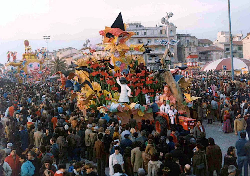 Lo spaventapasseri innamorato di Giovanni Maggini - Carri piccoli - Carnevale di Viareggio 1985