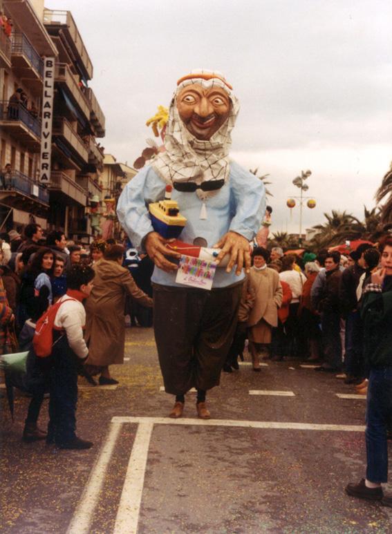 Arraffa te che arraffo io di Cristina Etna - Maschere Isolate - Carnevale di Viareggio 1986