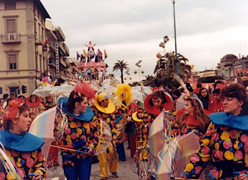 Pioggia di coriandoli di Rione Varignano - Palio dei Rioni - Carnevale di Viareggio 1986