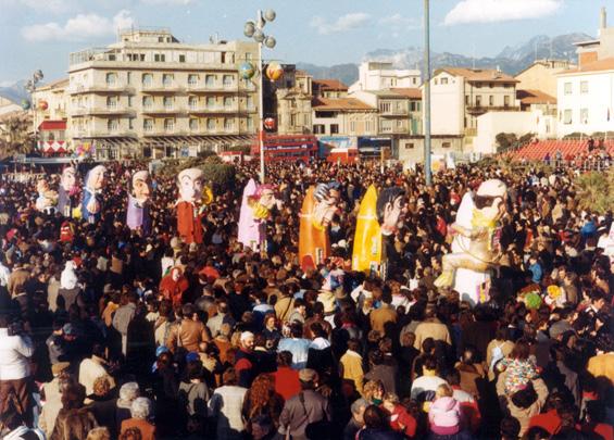 Premete quel bottone di Rossella Disposito - Mascherate di Gruppo - Carnevale di Viareggio 1986