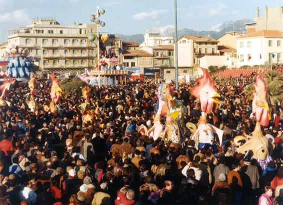 Torna l’estate e arrivano i polli di Laura Canova - Mascherate di Gruppo - Carnevale di Viareggio 1986