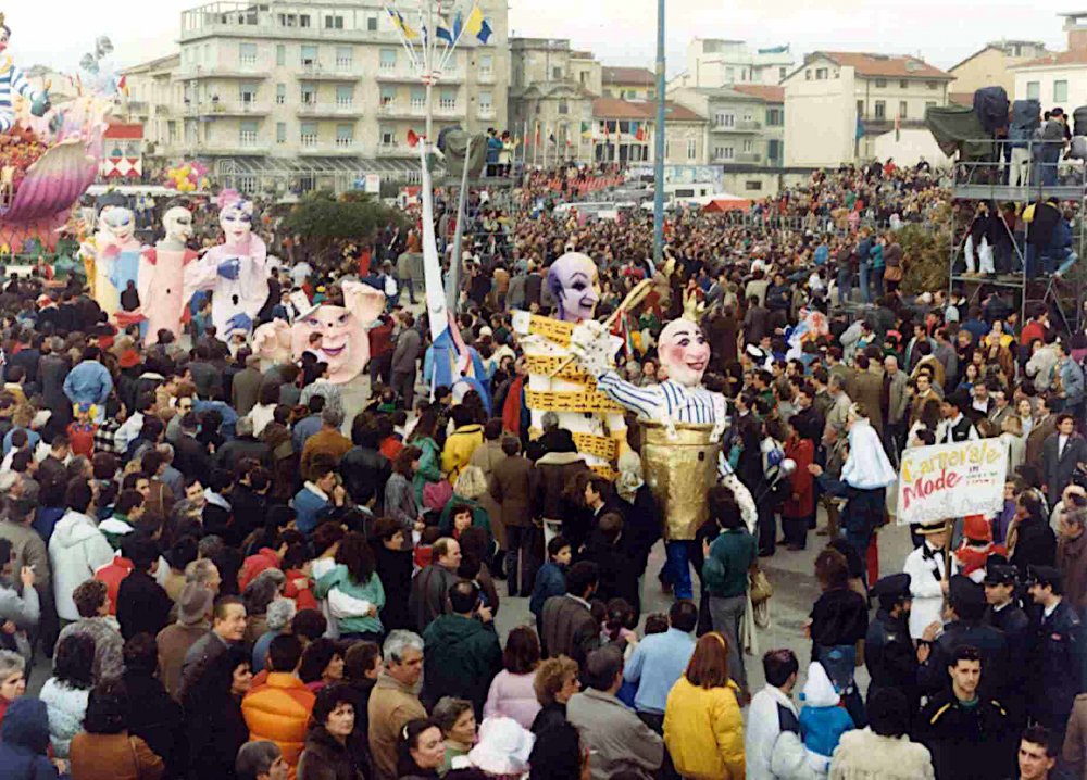 Carnevale mode in Italy di Rossella Disposito - Mascherate di Gruppo - Carnevale di Viareggio 1987