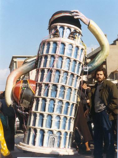 Casco o non casco di Maria Grazia Canova - Maschere Isolate - Carnevale di Viareggio 1987