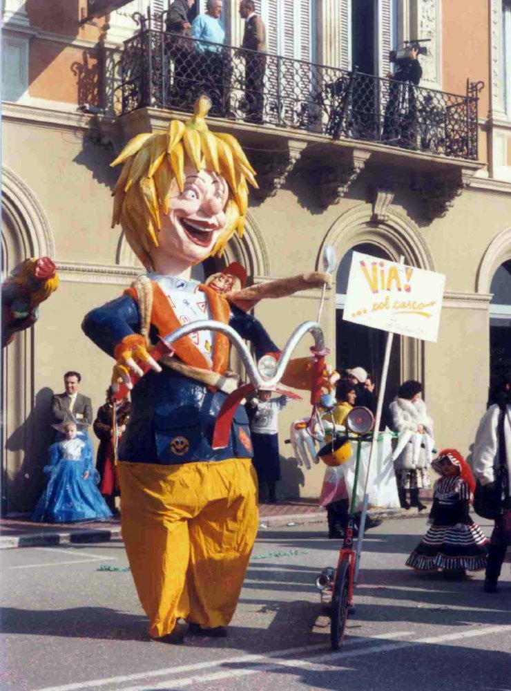 Via... col casco di Cristina Etna - Maschere Isolate - Carnevale di Viareggio 1987