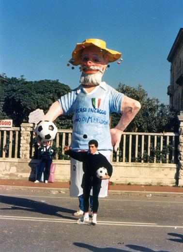 Cercasi ingaggio nonno di Maradona di Floriano Marchi - Maschere Isolate - Carnevale di Viareggio 1988