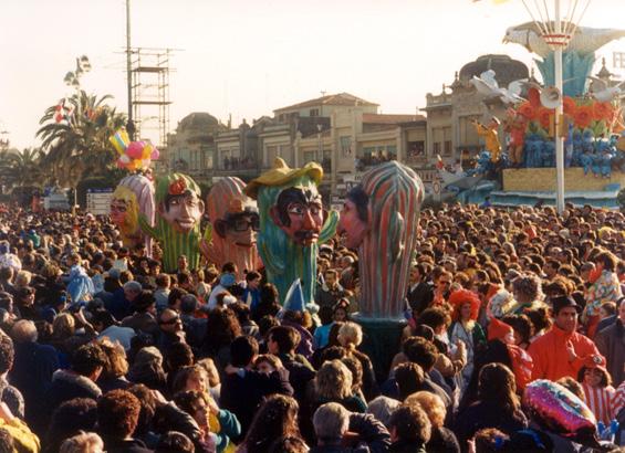 Mascherata in gruppo didattica di Scuola Cartapesta, Rione Varignano - Mascherate di Gruppo - Carnevale di Viareggio 1988