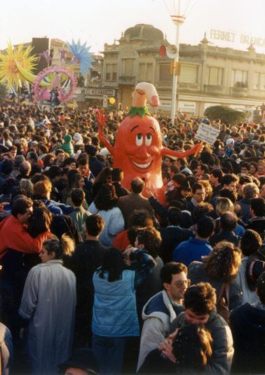 Pomodoro con...dito di Pasquale Fiorinello e Massimo Breschi - Maschere Isolate - Carnevale di Viareggio 1988