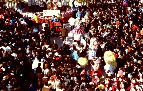 Alla corte di Re carnevale di Carlo Lombardi - Mascherate di Gruppo - Carnevale di Viareggio 1989