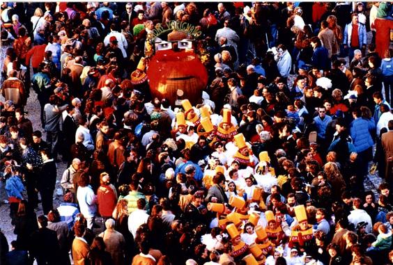 Bevi te che bevo io di Rione Varignano - Palio dei Rioni - Carnevale di Viareggio 1989