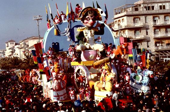 Napoleone a waterclose di Sergio Baroni, Renato Verlanti - Carri piccoli - Carnevale di Viareggio 1989