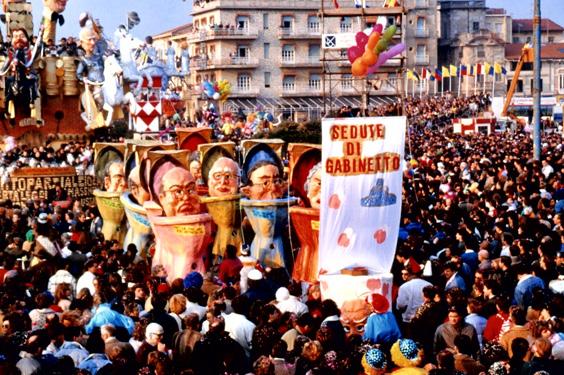 Sedute di gabinetto di Piero Ghilarducci - Mascherate di Gruppo - Carnevale di Viareggio 1989