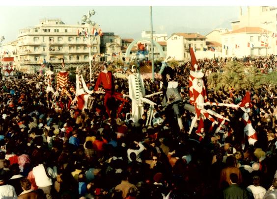 Servi e padroni, ingenui e furbacchioni di Mariangela Rugani - Mascherate di Gruppo - Carnevale di Viareggio 1989