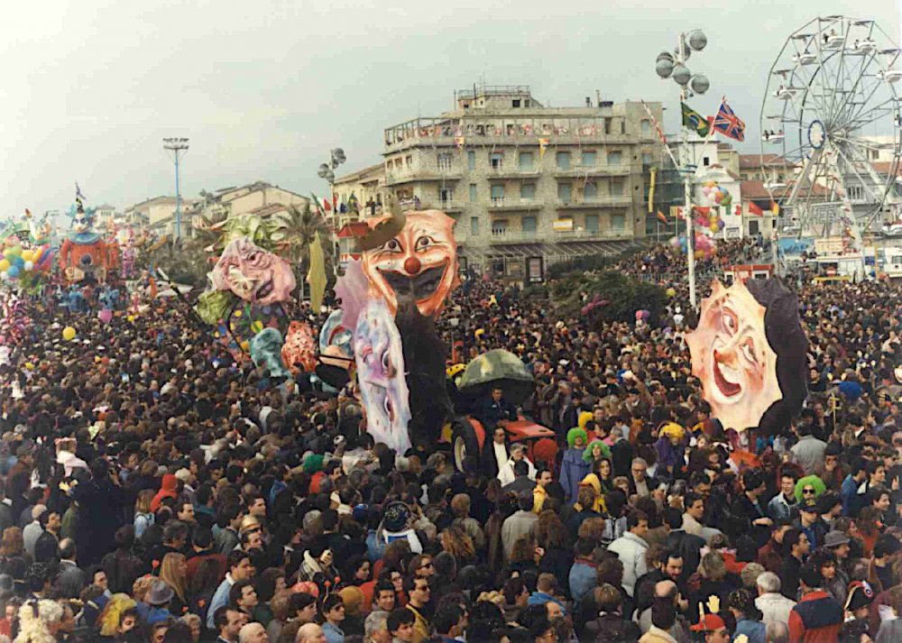 Coriandoli in libera uscita di Laura Canova - Complessi mascherati - Carnevale di Viareggio 1990