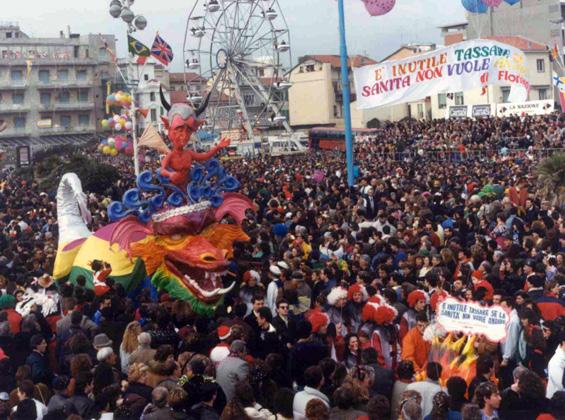 È inutile tassare se la sanità non vuole andare di Floriano Marchi - Maschere Isolate - Carnevale di Viareggio 1990