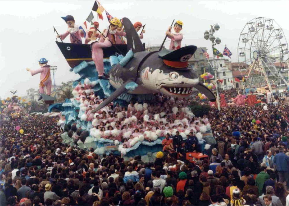 Europa, Europa attenta di Paolo Lazzari - Carri grandi - Carnevale di Viareggio 1990