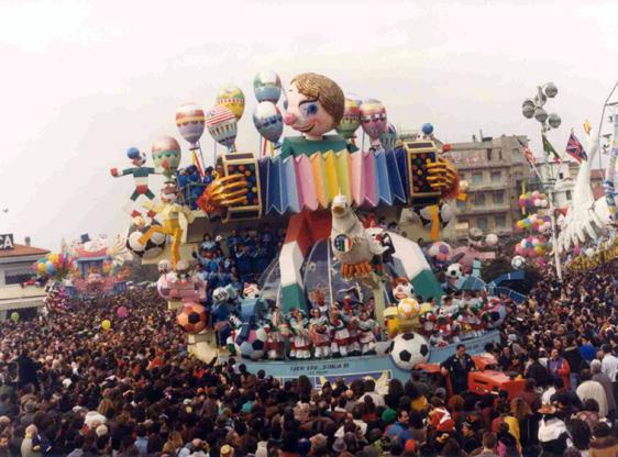 I veri... eroi di Italia 90 di Renato Verlanti - Carri grandi - Carnevale di Viareggio 1990