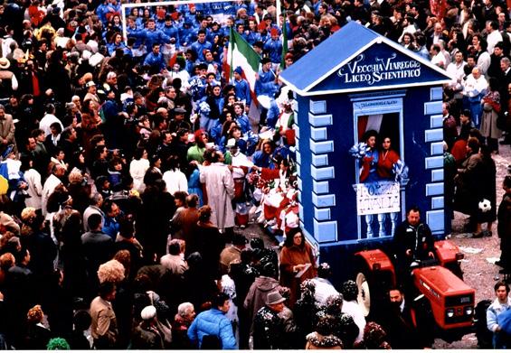 Italia la testa nel pallone di Rione Vecchia Viareggio - Palio dei Rioni - Carnevale di Viareggio 1990