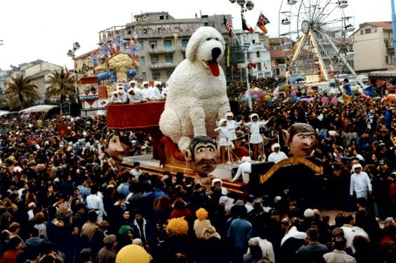 L’esaltazione dell’io cane di Liceo Scientifico - Fuori Concorso - Carnevale di Viareggio 1990