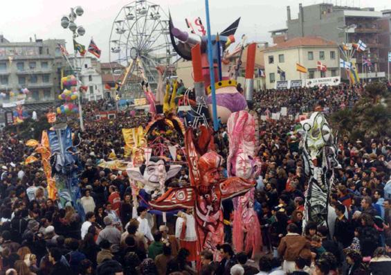 Nuovi idoli di Rossella Disposito - Mascherate di Gruppo - Carnevale di Viareggio 1990