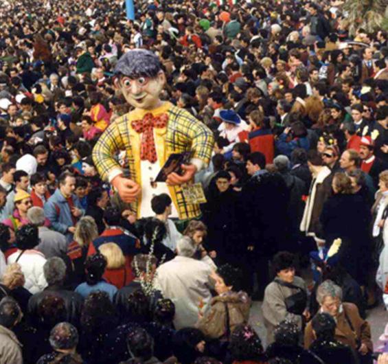 Più lo tiri su, più ti tira giù di Eugenio Rossi - Maschere Isolate - Carnevale di Viareggio 1990