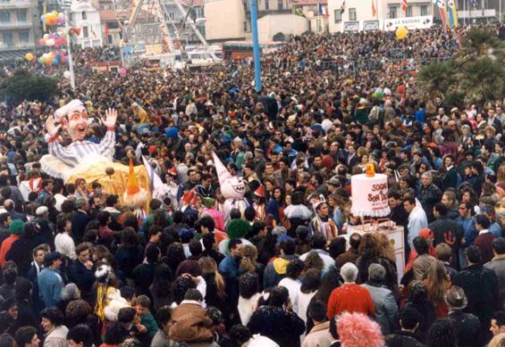 Sogno o son desto? di Cristina Etna - Maschere Isolate - Carnevale di Viareggio 1990