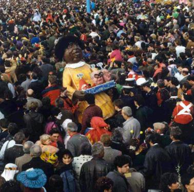 Vu cumprà? di Pasquale Fiorinello - Maschere Isolate - Carnevale di Viareggio 1990