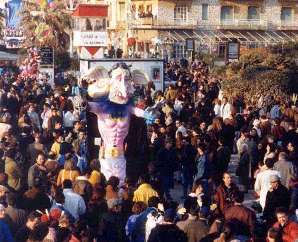 Il bat...tolone di Alfredo Ricci - Maschere Isolate - Carnevale di Viareggio 1991