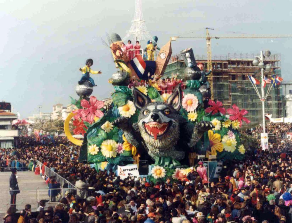 Attenti al lupo di Carlo Vannucci ("Bocco") ed Enrico Vannucci - Carri grandi - Carnevale di Viareggio 1992