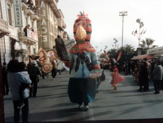 Pronto mi senti? di Cristina Etna - Maschere Isolate - Carnevale di Viareggio 1992