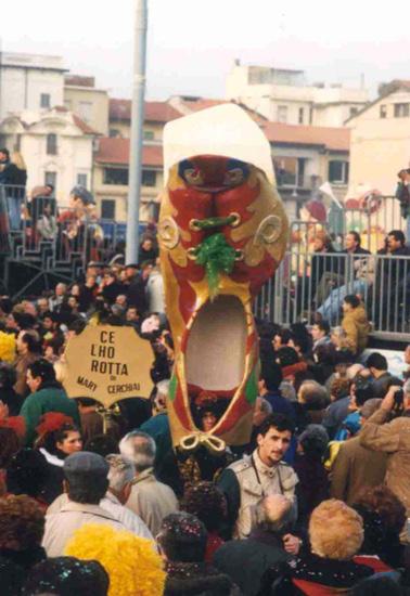 Ce l’ho rotta di Mara Cerchiai - Maschere Isolate - Carnevale di Viareggio 1993