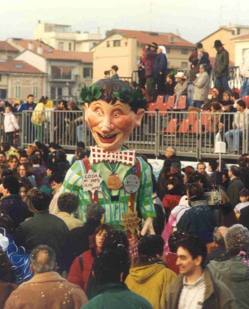 Gli eroi dei nostri tempi di Cristina Etna - Maschere Isolate - Carnevale di Viareggio 1993