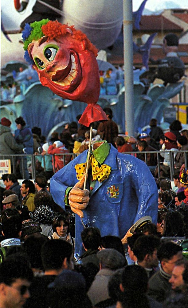 Ho la testa nel pallone di Mara Cerchiai e Silvia Ghilarducci - Maschere Isolate - Carnevale di Viareggio 1994