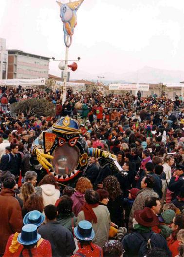 Ruota di scorta di Roberto De Leo - Maschere Isolate - Carnevale di Viareggio 1994