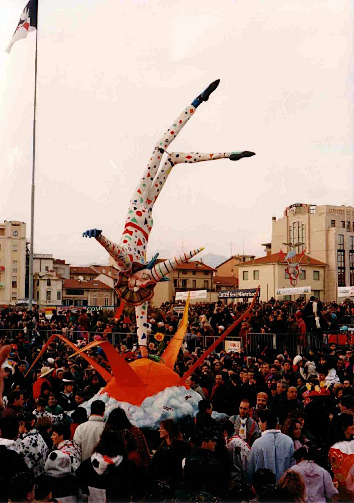 Salta al di sopra di ogni problema di Massimiliano Marmugi e Jacopo Gori - Maschere Isolate - Carnevale di Viareggio 1994