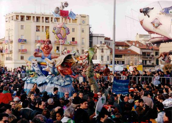 Su di un mare di folla di Piero Ghilarducci - Mascherate di Gruppo - Carnevale di Viareggio 1994