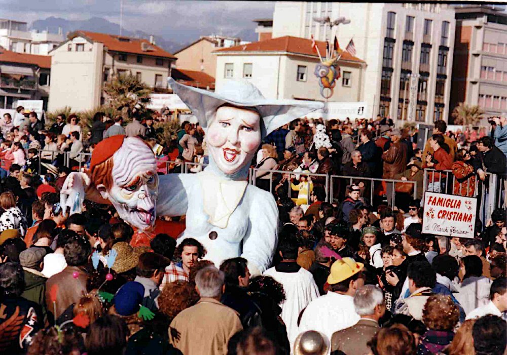 Famiglia cristiana di Floriano Marchi - Maschere Isolate - Carnevale di Viareggio 1995
