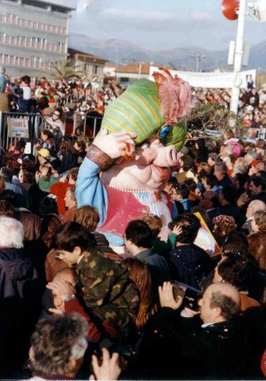 Il conturbante porcellino d’India di Giampiero e Jonah Ghiselli - Maschere Isolate - Carnevale di Viareggio 1995