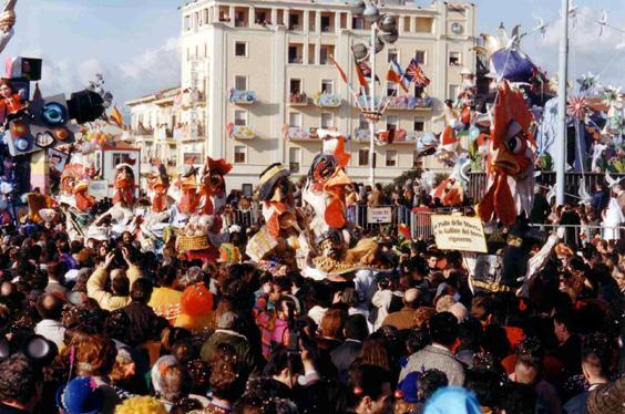 Il pollo delle libertà e le galline del buongoverno di Piero Ghilarducci - Mascherate di Gruppo - Carnevale di Viareggio 1995