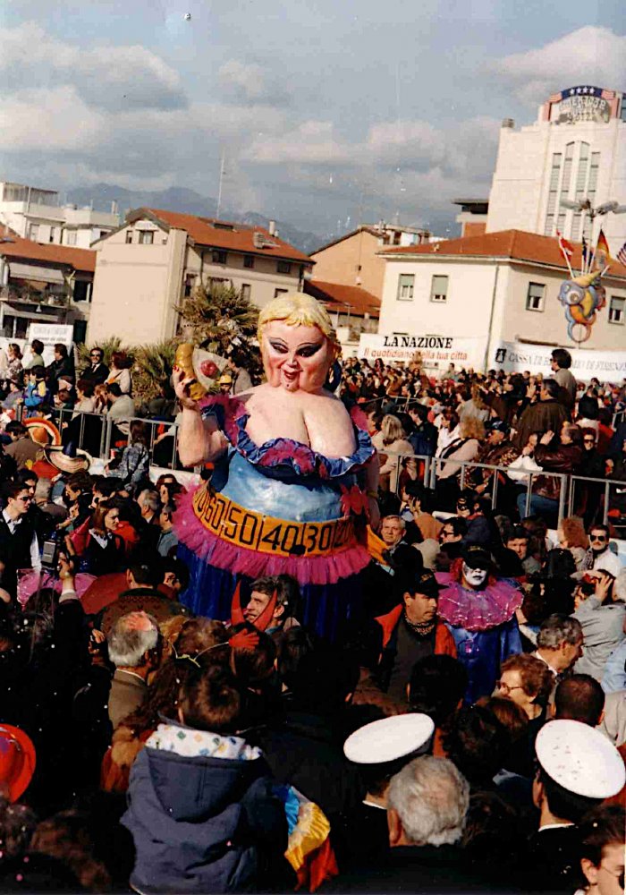 La dolce vita di Sergio Dell’Innocenti - Maschere Isolate - Carnevale di Viareggio 1995