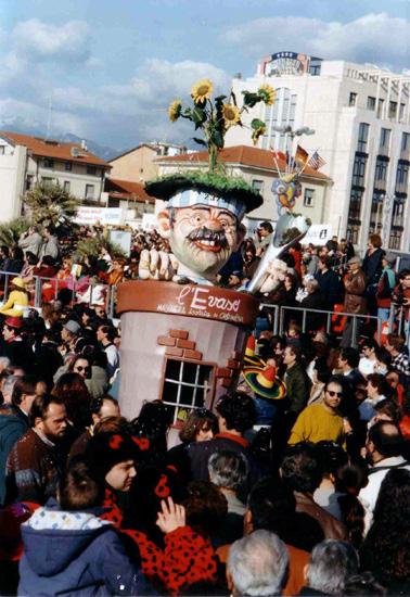 L’e-vaso di Cristina Etna - Maschere Isolate - Carnevale di Viareggio 1995