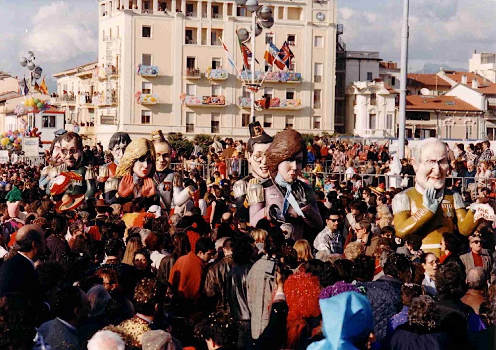 Reggi-mento all’italiana di Adolfo Milazzo - Mascherate di Gruppo - Carnevale di Viareggio 1995